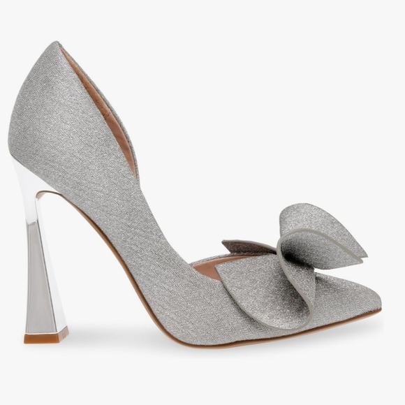 Betsey Johnson Avant Silver Bow Heels Size 6 NWT - Picture 2 of 7